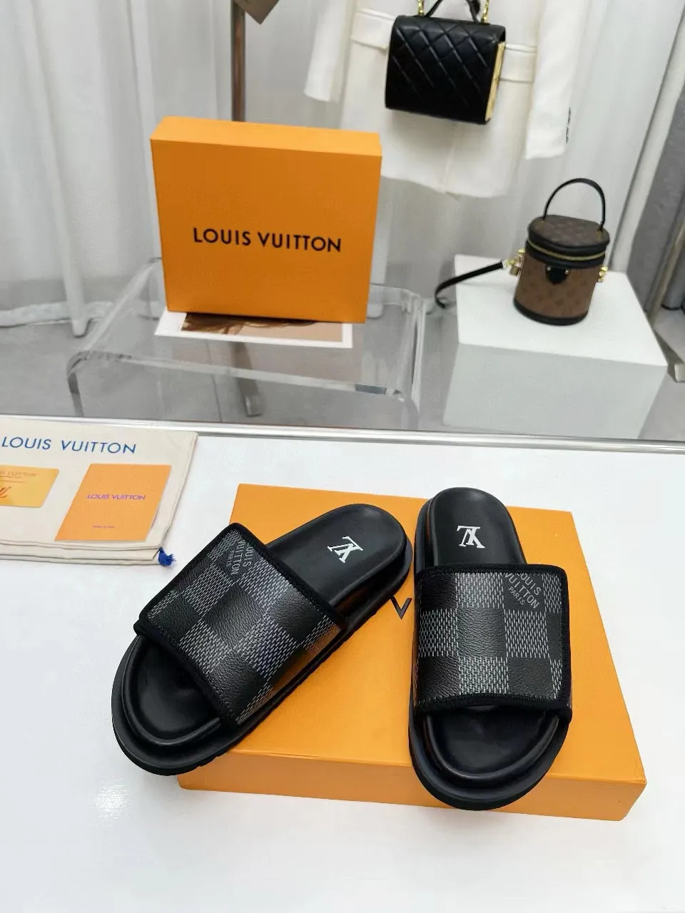 Factory price: 280💰LV luxury trainer slippers, made of first-layer calfskin, light and comfortable. The upper straps feature monogram embossing. Brings a unique color splicing effect. The precise fit of the insole and fine-grained rubber outsole are inspired by lv trainer size: 38-45